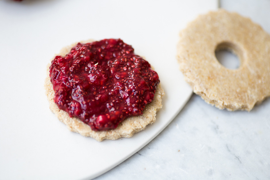 lalakitchen galletas sin gluten harina de chufa mermelada de chia raw